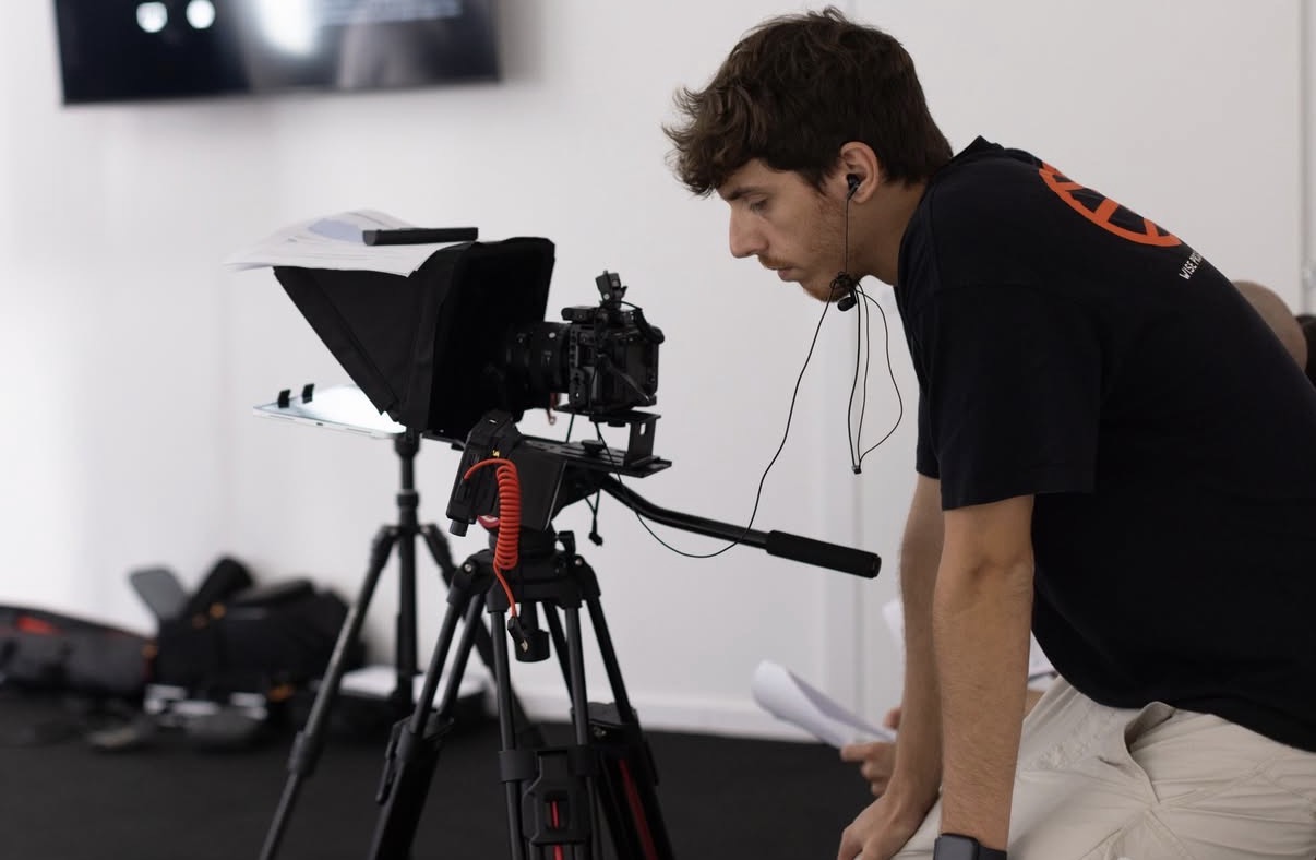 Francesco Pigozzi sul set durante una produzione video